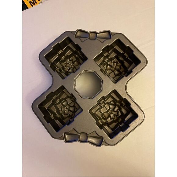 Wilton dimensions Cake Pan for Christmas or Birthday  presents four  3-D gift bo - Picture 2 of 2